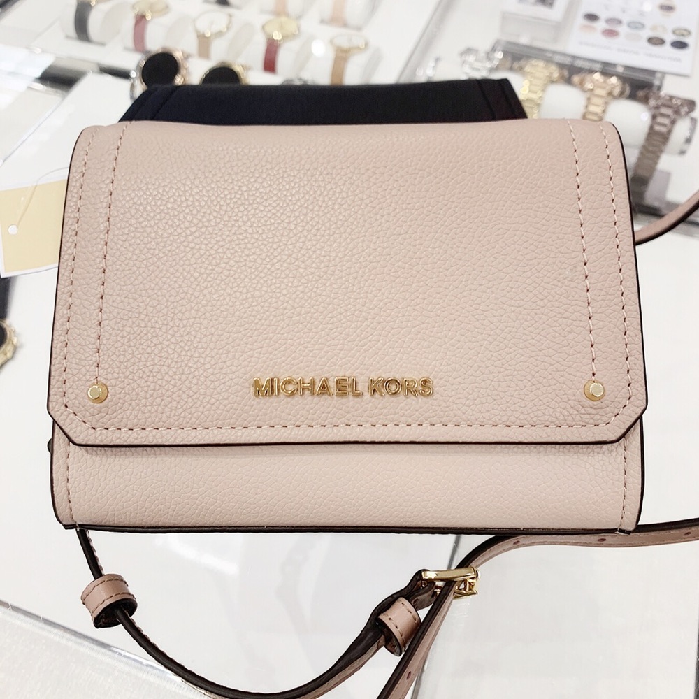 👜💕-Michael Kors Crossbody - Picture 2 of 5
